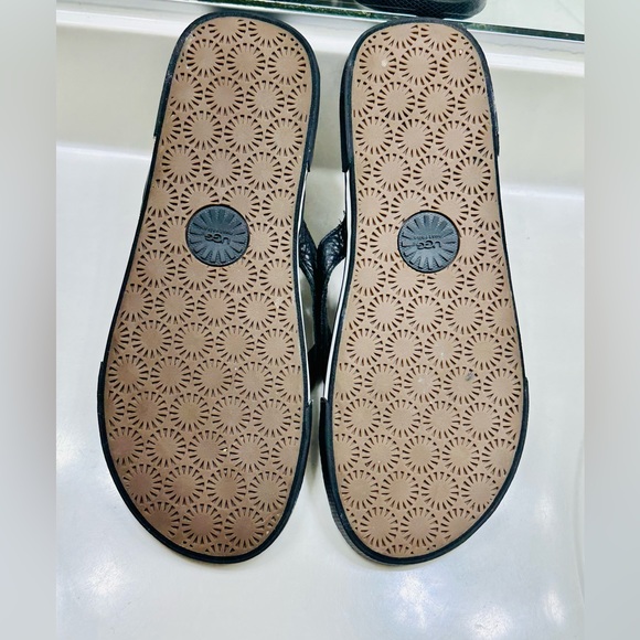 UGG Men’s Black Leather Thong Sandals Sz. 11 - Picture 8 of 8